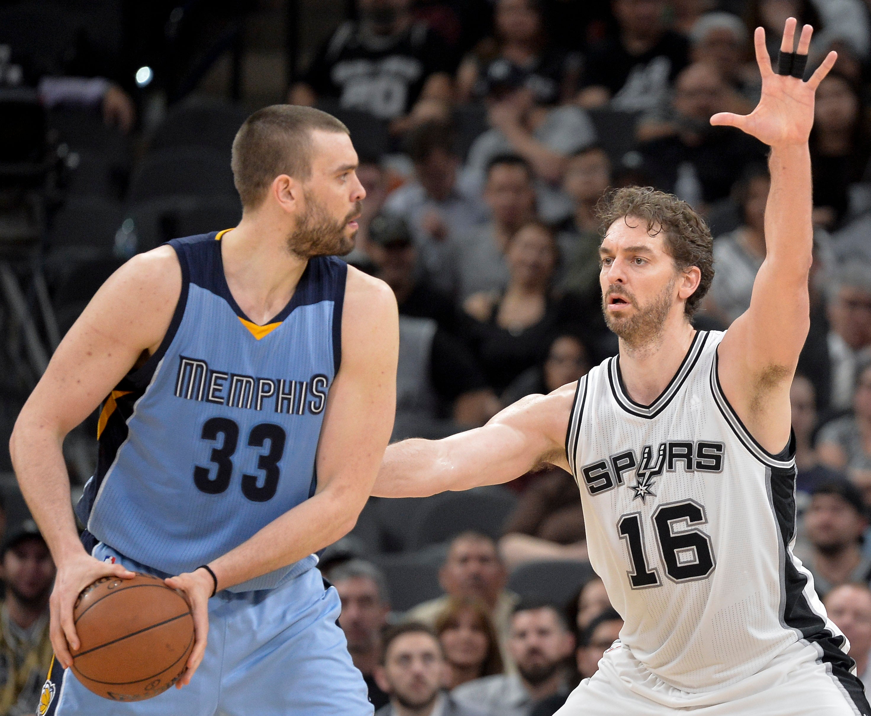 Pau Gasol se lleva el duelo fratricida ante su hermano Marc Pau Gasol se lleva el duelo fratricida ante su hermano Marc