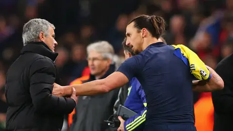 Ibrahimovic habla con Mourinho durante un partido Ibrahimovic habla con Mourinho durante un partido