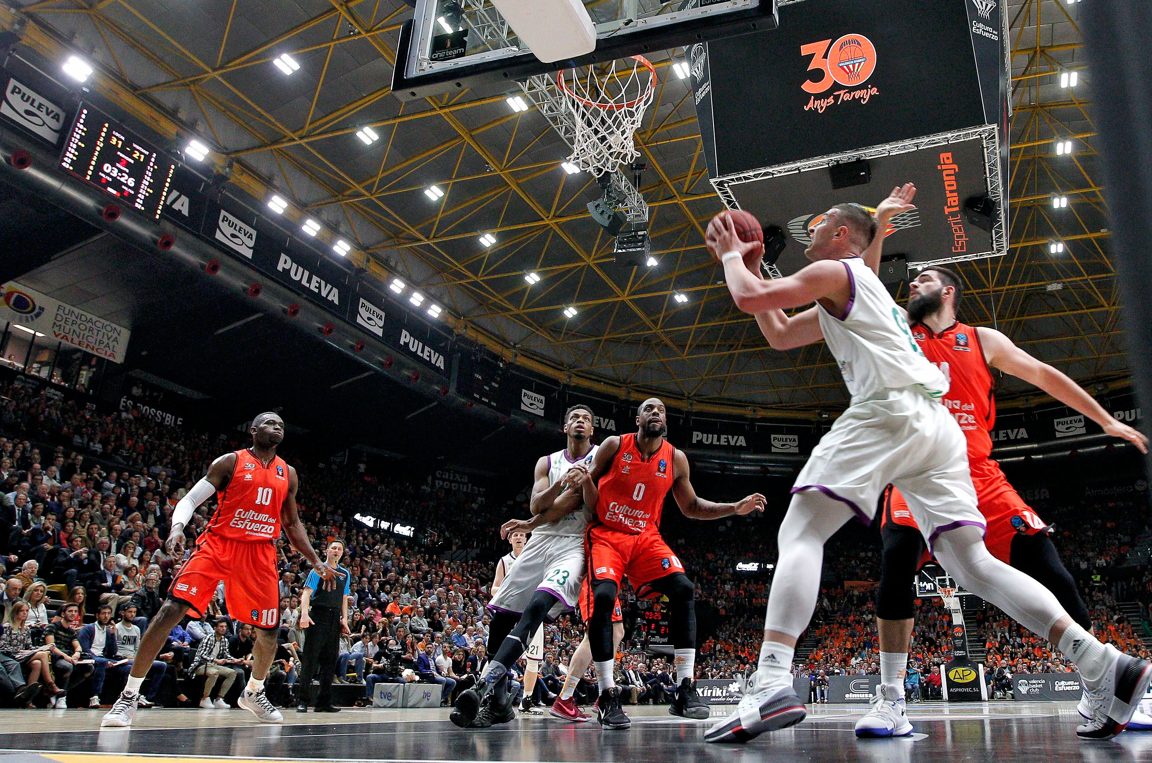 El Unicaja, campeón de la Eurocup tras ganar al Valencia basket en el tercer partido de la final El Unicaja, campeón de la Eurocup tras ganar al Valencia basket en el tercer partido de la final