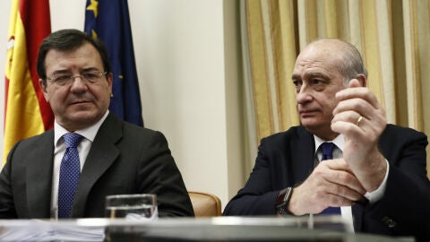 El diputado del Partido Popular, Francisco Molinero Hoyos, y el exministro del Interior, Jorge Fern&aacute;ndez D&iacute;az