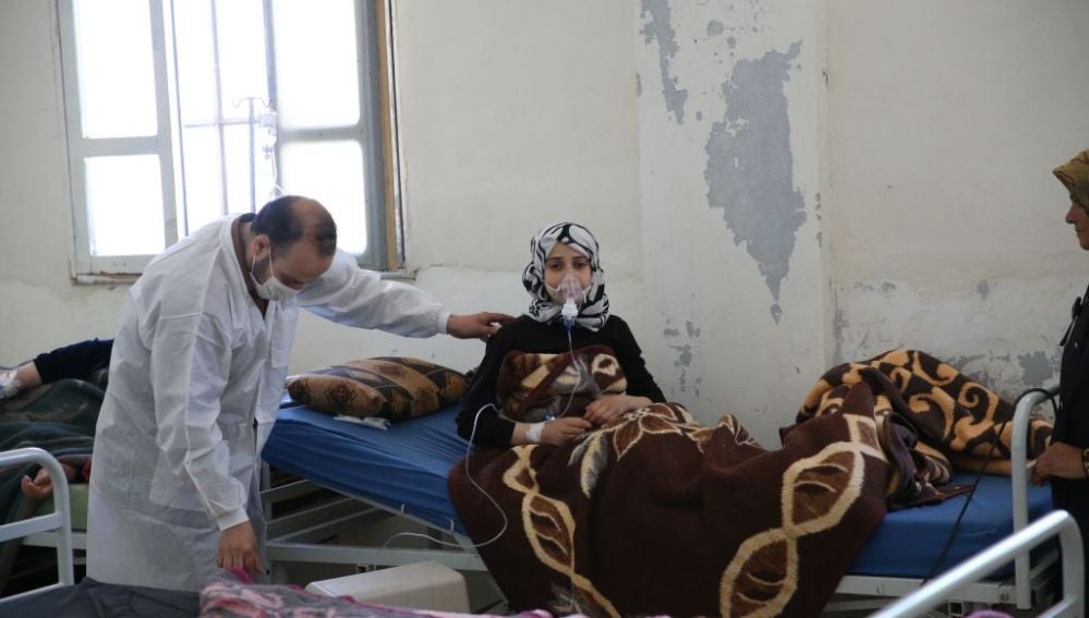 Una mujer es atendida tras el ataque químico en Siria