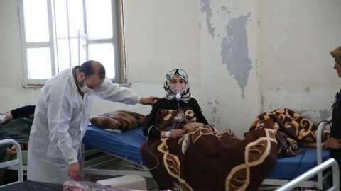 Una mujer es atendida tras el ataque qu&iacute;mico en Siria