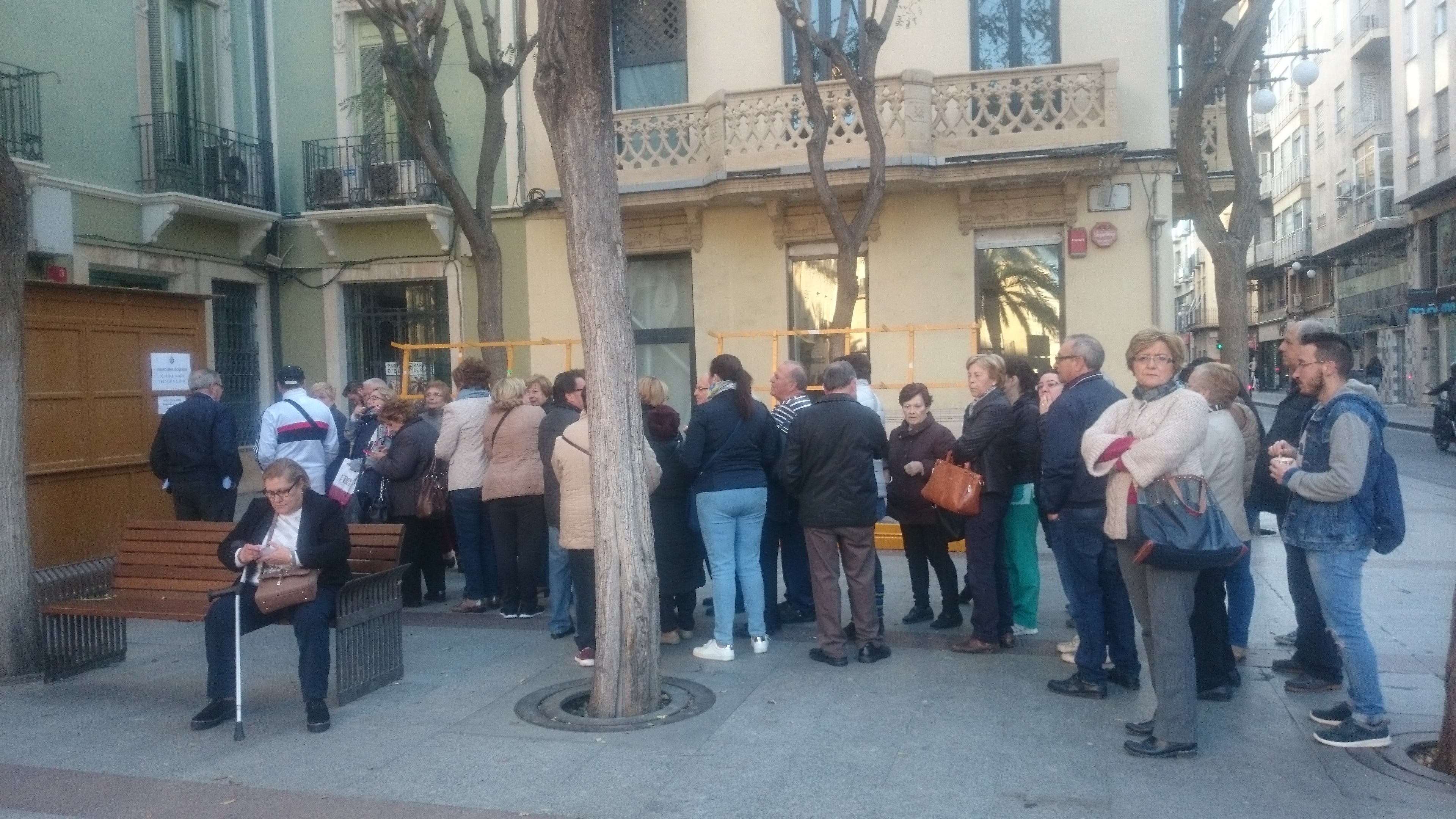 La venta de sillas para la Semana Santa de Elche arranca con colas La venta de sillas para la Semana Santa de Elche arranca con colas