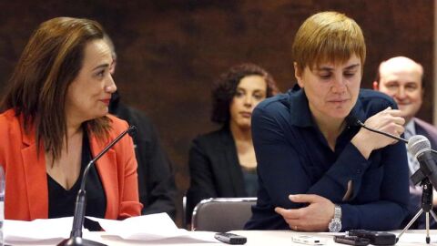 Rafaela Romero, del PSE-EE junto a la secretaria general de LAB, Ainhoa Extaide