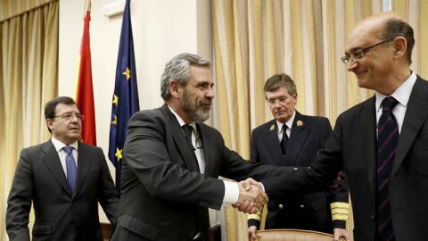 Daniel de Alfonso saluda al diputado del PNV, Mikel Legarda Uriarte