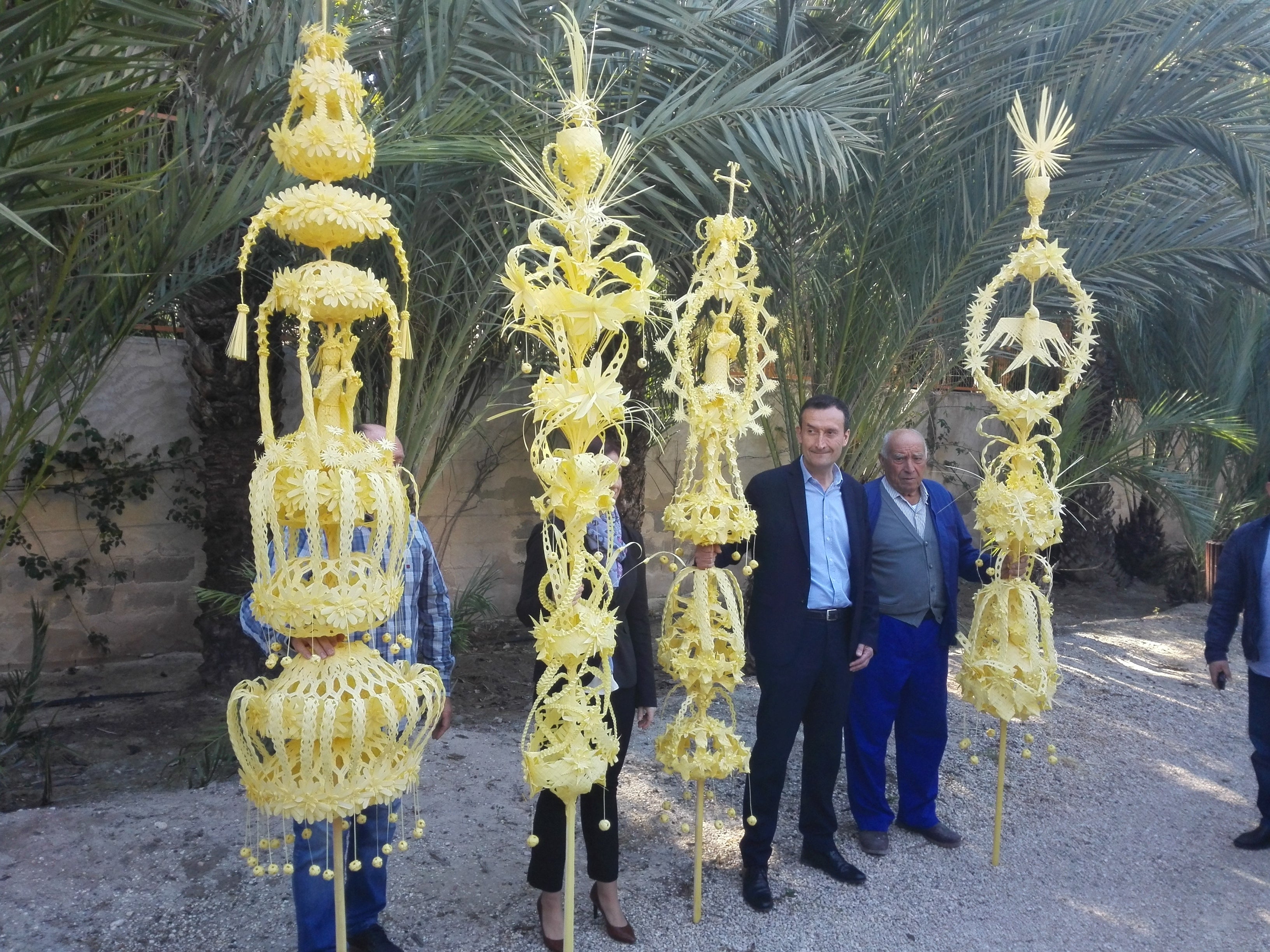 Elche cumple con la tradición y regala sus palmas blancas de Domingo de Ramos Elche cumple con la tradición y regala sus palmas blancas de Domingo de Ramos