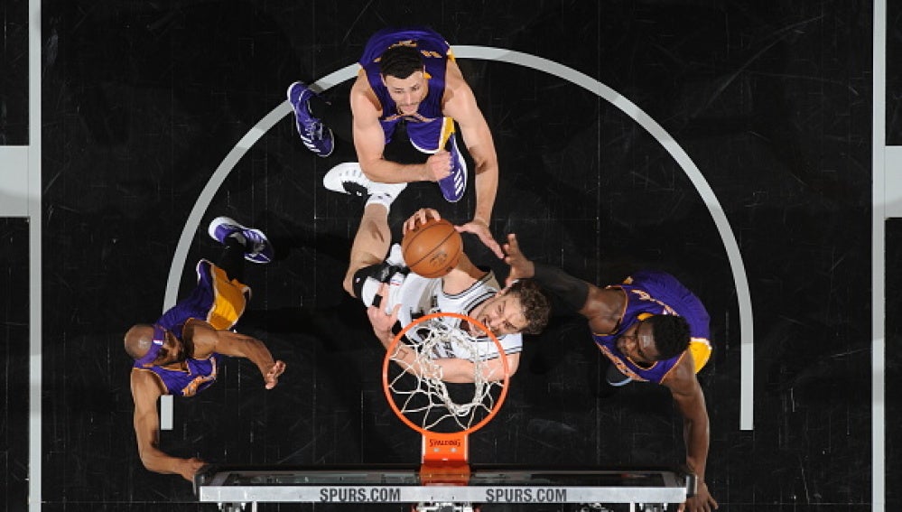Pau Gasol machaca el aro ante tres jugadores de los Lakers