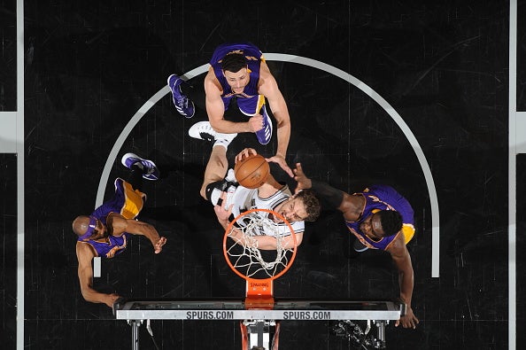 Los Lakers sorprenden a los Spurs en San Antonio Los Lakers sorprenden a los Spurs en San Antonio