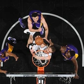Pau Gasol machaca el aro ante tres jugadores de los Lakers Pau Gasol machaca el aro ante tres jugadores de los Lakers
