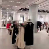 Frame 0.0 de: La tienda Zara más grande del mundo abre sus puertas este viernes en el corazón financiero de Madrid