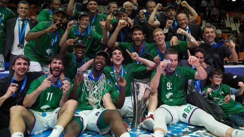 Unicaja celebra el t&iacute;tulo de campe&oacute;n de Eurocup 2017, tras su victoria en cancha del Valencia Basket
