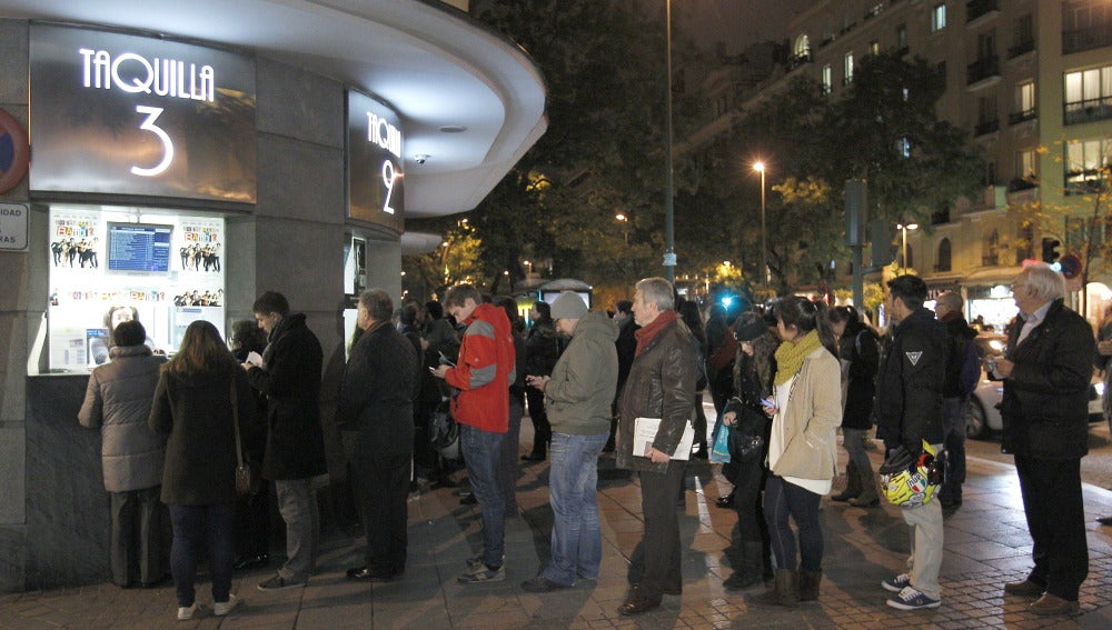 Varias personas hacen cola en las taquillas de una conocida sala de cine de Madrid