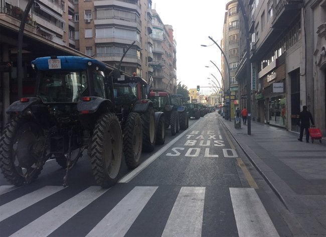 350 tractores recorrerán Murcia, este miércoles, durante la manifestación “por el futuro y el respeto para el campo” 350 tractores recorrerán Murcia, este miércoles, durante la manifestación “por el futuro y el respeto para el campo”