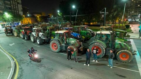 Doscientos tractoristas del campo de Cartagena mantienen un bloqueo de tr&aacute;fico