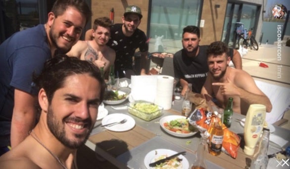 Isco la lía en Instagram: sube una foto comiendo patatas fritas del Barcelona... y después la borra Isco la lía en Instagram: sube una foto comiendo patatas fritas del Barcelona... y después la borra