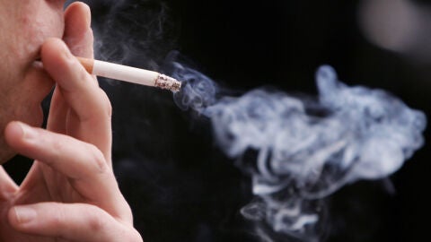 Una persona fumando