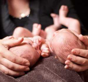 Una mujer con dos bebés Una mujer con dos bebés