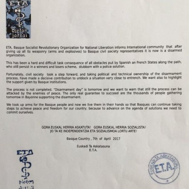 ETA dice ser ya una organización desarmada: "Las armas están en manos de la sociedad civil" ETA dice ser ya una organización desarmada: "Las armas están en manos de la sociedad civil"