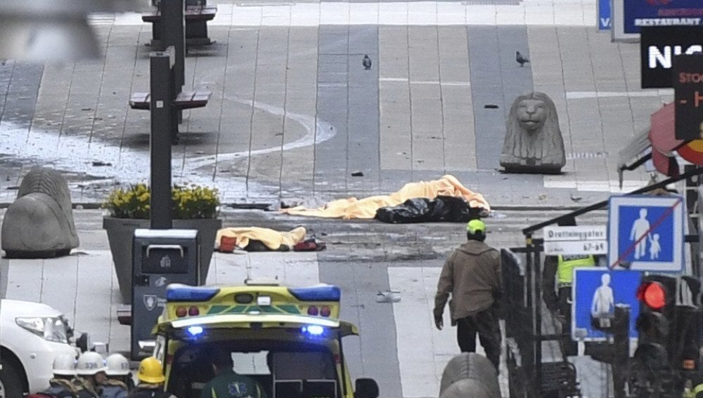 Vista de los cuerpos de las víctimas del atentado en el centro de Estocolmo, Suecia