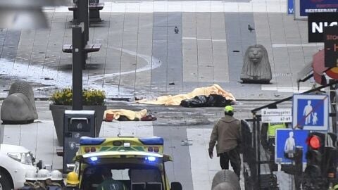 Vista de los cuerpos de las v&iacute;ctimas del atentado en el centro de Estocolmo, Suecia