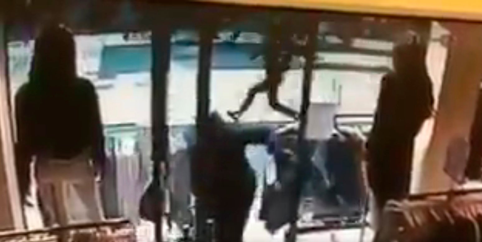 Las cámaras de seguridad de un establecimiento captan el paso del camión del atentado en Estocolmo Las cámaras de seguridad de un establecimiento captan el paso del camión del atentado en Estocolmo