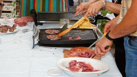 Unas personas cocinan carne de caballo