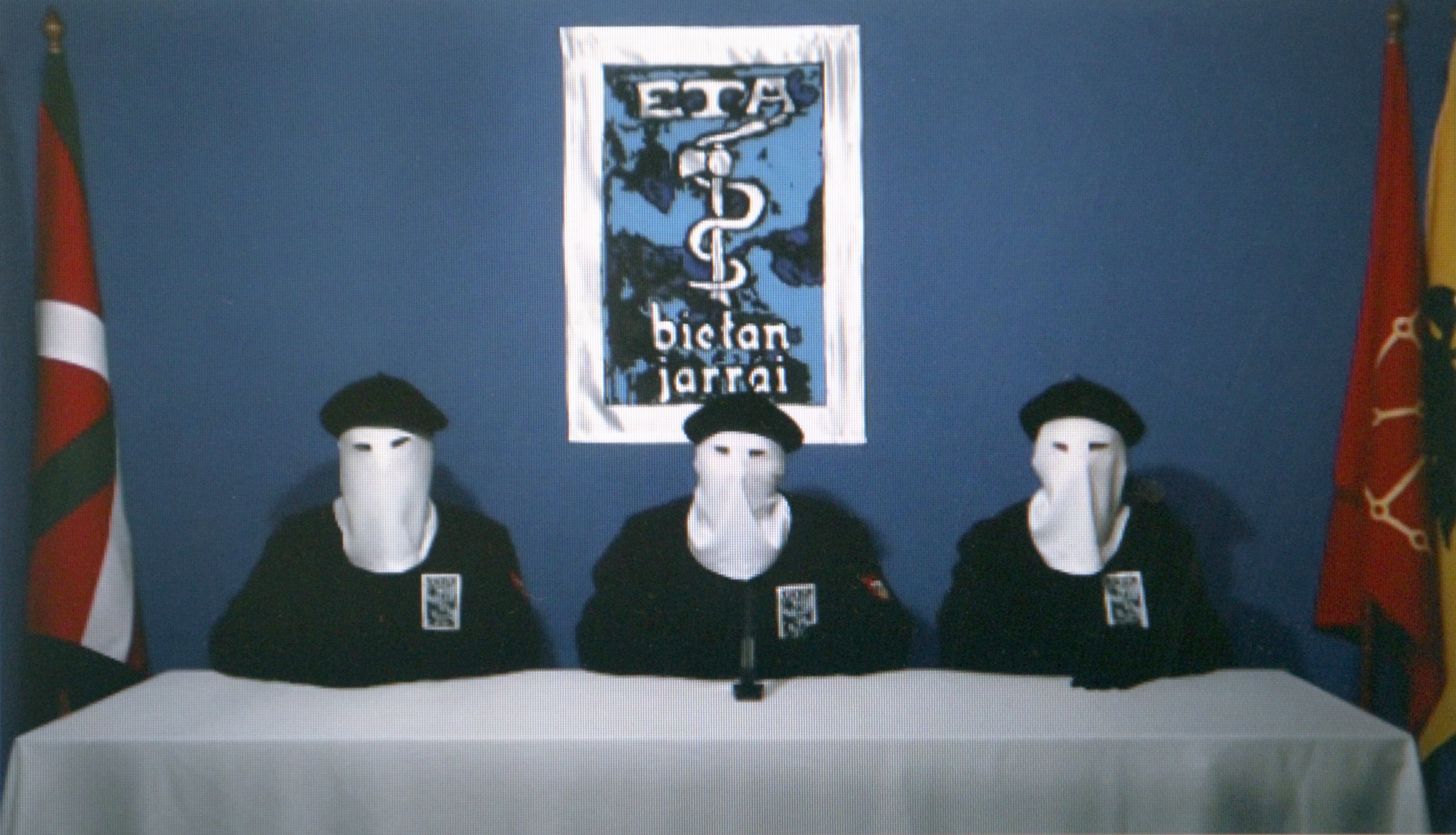 ETA anuncia en una carta la disolución de "todas sus estructuras" ETA anuncia en una carta la disolución de "todas sus estructuras"