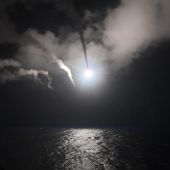 Momento en el que EEUU lanza los misiles Tomahawk para atacar una base aérea siria
