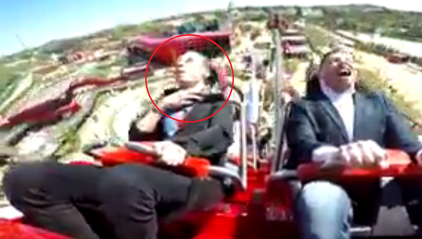 ¡Ver para creer! Se 'traga' un pájaro a toda velocidad en lo alto de la montaña rusa Ferrari Land ¡Ver para creer! Se 'traga' un pájaro a toda velocidad en lo alto de la montaña rusa Ferrari Land