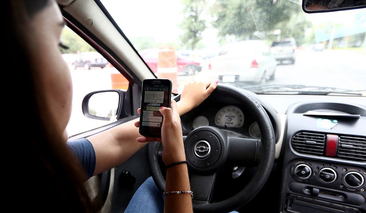 Dos de cada diez conductores escriben en el móvil al volante Dos de cada diez conductores escriben en el móvil al volante
