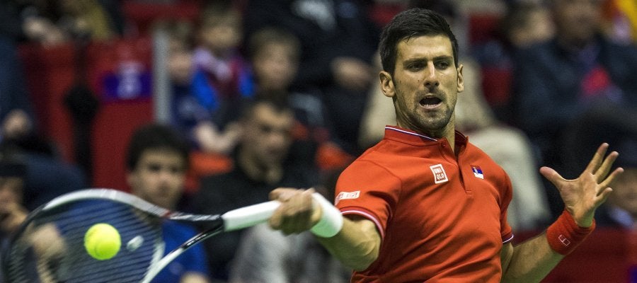 Djokovic devuelve la bola en un partido con Serbia Djokovic devuelve la bola en un partido con Serbia