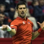 Djokovic devuelve la bola en un partido con Serbia