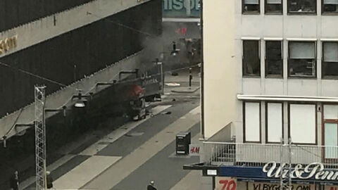 El cami&oacute;n que ha arrollado a varias personas en el centro de Estocolmo