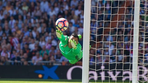 Keylor Navas, realizando una parada en el derbi