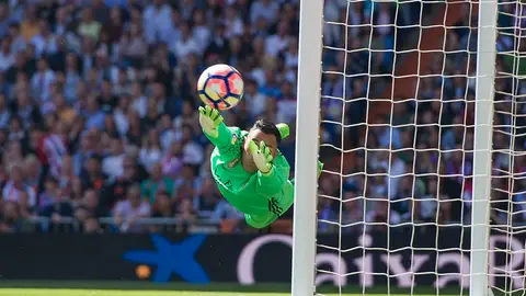 Keylor Navas, realizando una parada en el derbi Keylor Navas, realizando una parada en el derbi