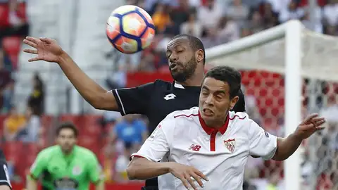 Ben Yedder lucha con Sidney por hacerse con el balón. Ben Yedder lucha con Sidney por hacerse con el balón.