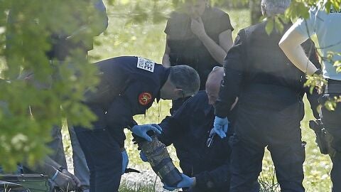 La polic&iacute;a francesa observan las armas encontradas en uno de los zulos cuya localizaci&oacute;n ha sido facilitada por ETA en la localidad de Saint Pee sur Nivelle, al sur de Francia