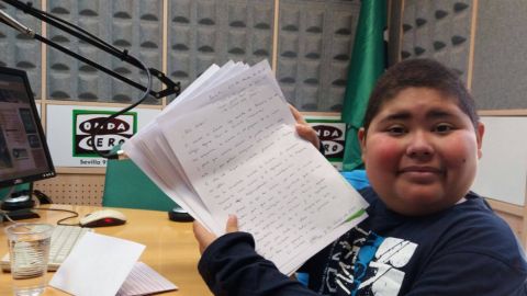 Rub&eacute;n Dar&iacute;o, leyendo en Te doy mi palabra las cartas que le han enviado los fans