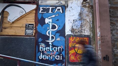 El s&iacute;mbolo de ETA pintado en una pared