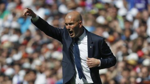 Zidane, en un momento del encuentro en el Bernab&eacute;u.