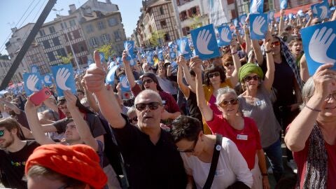 Concentraci&oacute;n en Bayona por el desarme de ETA