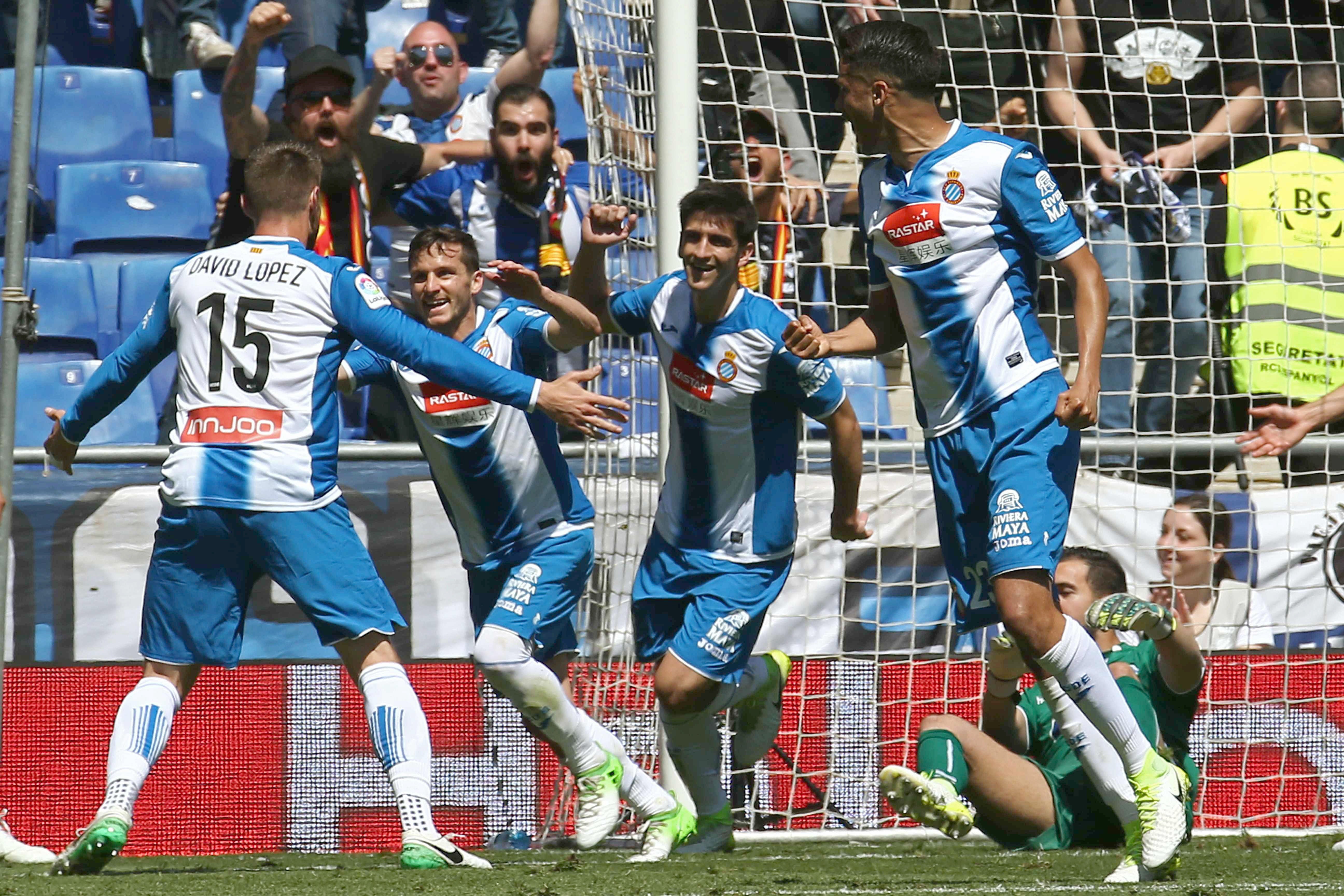 El Espanyol exhibe su defensa y picardía ante el Borussia Dortmund El Espanyol exhibe su defensa y picardía ante el Borussia Dortmund