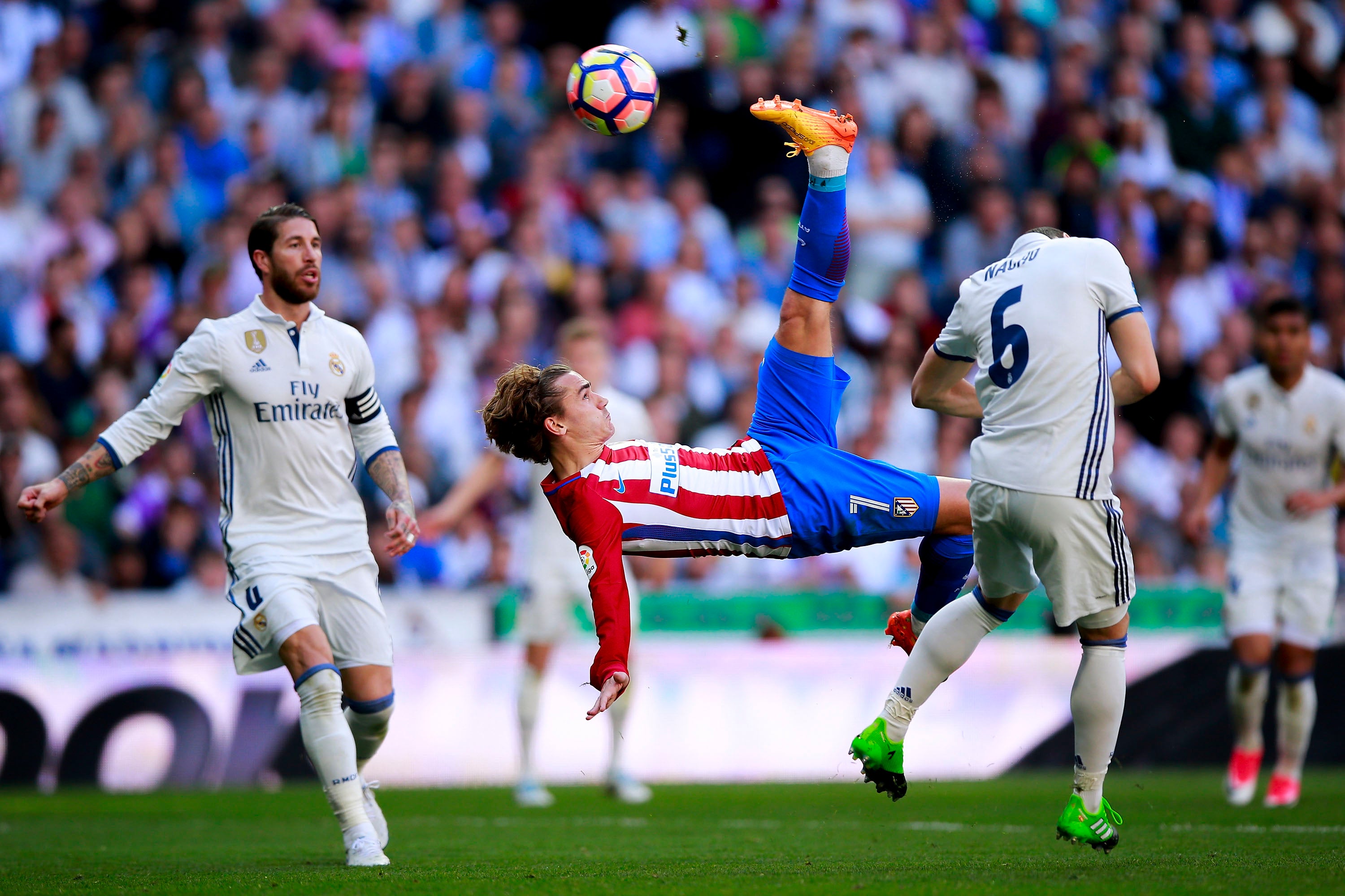 Real Madrid 1 - 1 Atlético de Madrid. Un gol de Griezmann complica la Liga al Real Madrid Real Madrid 1 - 1 Atlético de Madrid. Un gol de Griezmann complica la Liga al Real Madrid