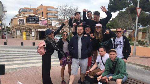 Joe McGrath con su nuevo grupo de amigos