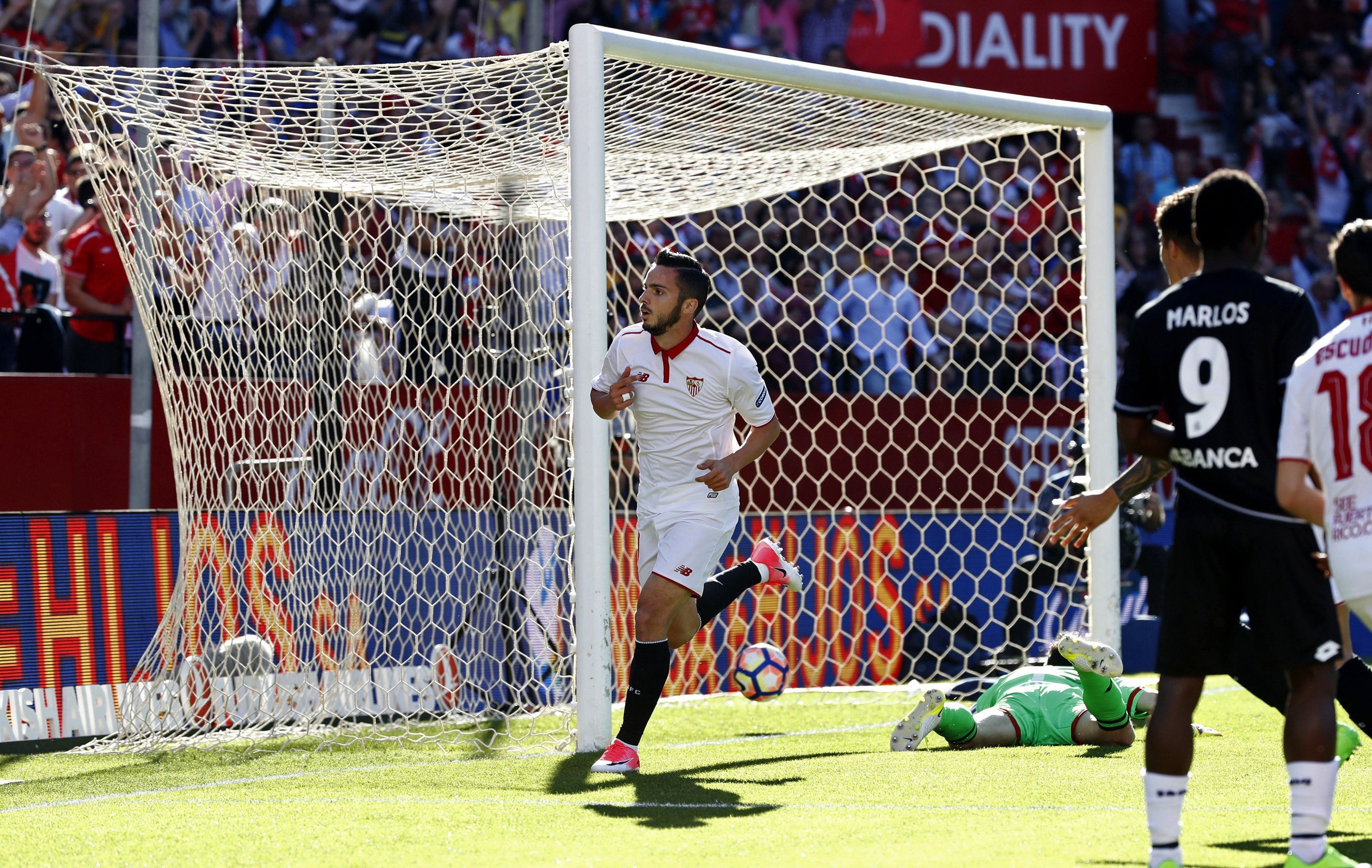 El Sevilla se rehace ante el Deportivo y vuelve a ganar seis partidos después El Sevilla se rehace ante el Deportivo y vuelve a ganar seis partidos después