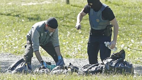 La polic&iacute;a francesa observa las armas encontradas en uno de los zulos cuya localizaci&oacute;n ha sido facilitada por ETA en la localidad de Saint Pee sur Nivelle, al sur de Francia