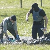 La policía francesa observa las armas encontradas en uno de los zulos cuya localización ha sido facilitada por ETA en la localidad de Saint Pee sur Nivelle, al sur de Francia