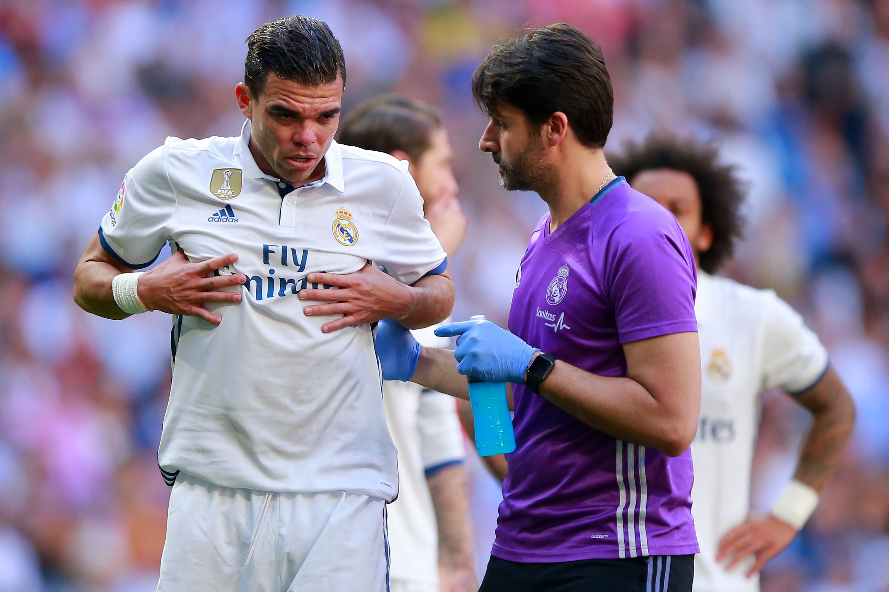Pepe podría decir adiós a la temporada: sufre la fractura de dos costillas tras el derbi Pepe podría decir adiós a la temporada: sufre la fractura de dos costillas tras el derbi