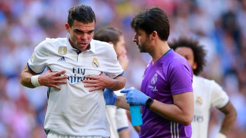 Pepe se retira lesionado del Bernab&eacute;u con un m&eacute;dico del Madrid