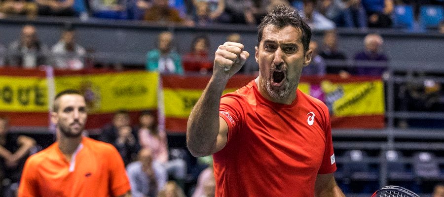 Los serbios Nenad Zimonjic y Viktor Troicki celebran un punto en la Copa Davis Los serbios Nenad Zimonjic y Viktor Troicki celebran un punto en la Copa Davis